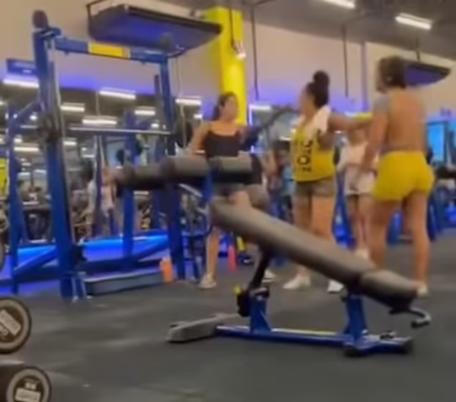 İki kadın arasında egzersiz aleti yüzünden çıkan kavga spor salonunu savaş alanına çevirdi