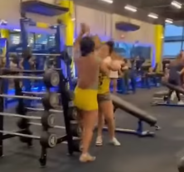 İki kadın arasında egzersiz aleti yüzünden çıkan kavga spor salonunu savaş alanına çevirdi