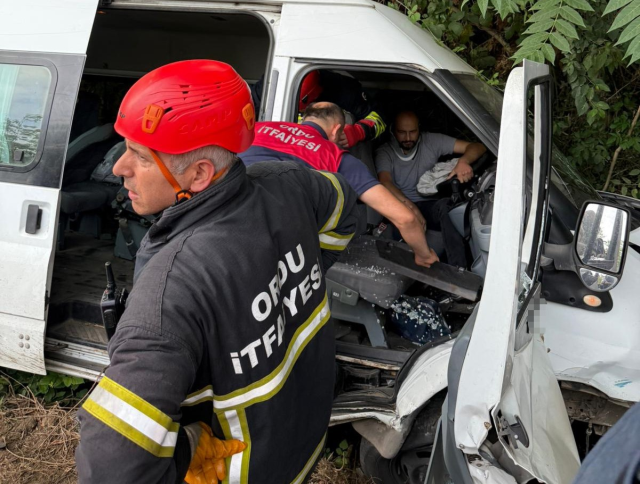 Ordu'da minibüs ile otomobil çarpıştı: 16 yaralı