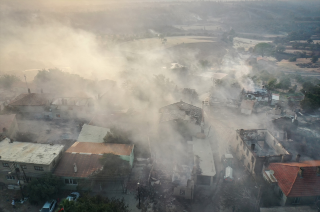 Çanakkale'de tahliye edilen köy alevlere teslim oldu