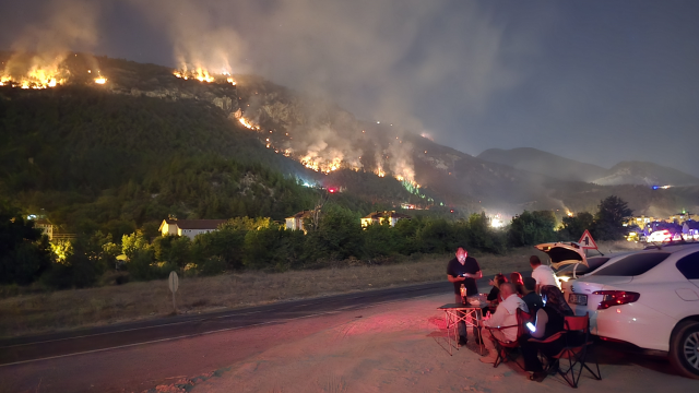Karabük'te orman yangınını kamp sandalyesine yaslanıp izlediler