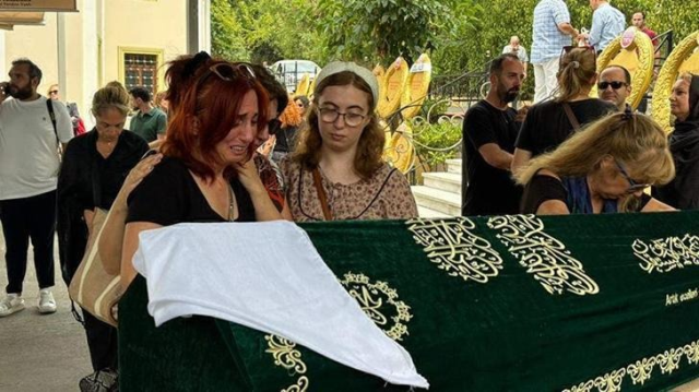 Münir Özkul'un eşi Umman Özkul son yolculuğuna uğurlandı! Son isteği cenazede ortaya çıktı