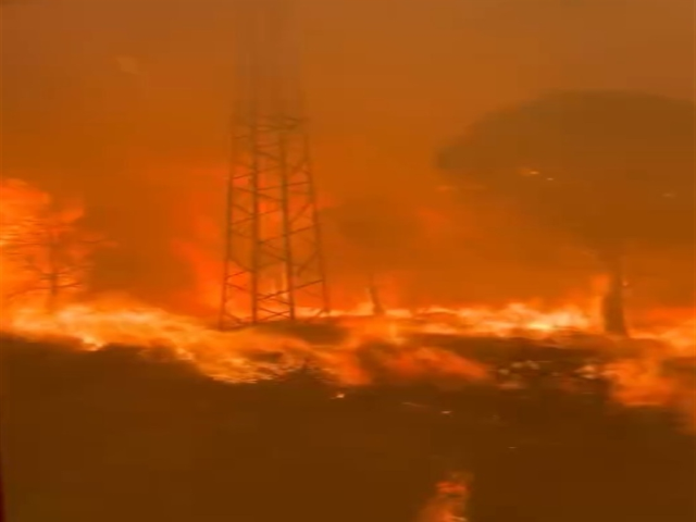 Çanakkale'de ekipler yangının ortasında kalmış! İşte dehşet anları Çanakkale'de ekipler yangının ortasında kalmış! İşte dehşet anları