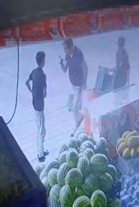Sipariş ettiği marulu beğenmeyen bekçi, 15 yaşındaki çırağı darbetti