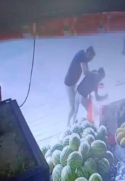 Sipariş ettiği marulu beğenmeyen bekçi, 15 yaşındaki çırağı darbetti