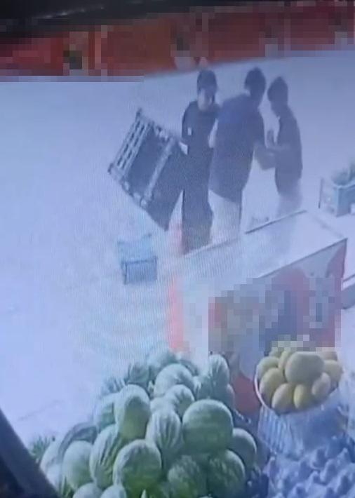 Sipariş ettiği marulu beğenmeyen bekçi, 15 yaşındaki çırağı darbetti