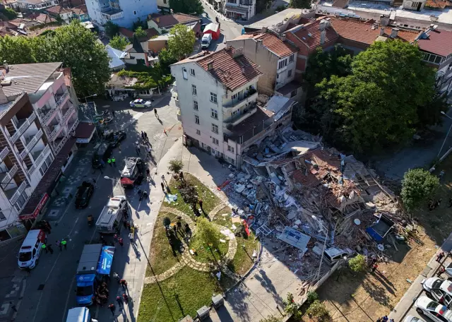 Depremde yıkılan binayla ilgili vahim iddia: Pide salonu kolonları kesmiş