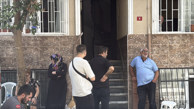 23 yaşındaki genç evdeki kanepede yarı çıplak ölü bulundu