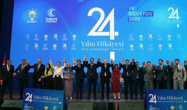 Rozetleri Cumhurbaşkanı Erdoğan taktı! İşte AK Parti'ye katılan 9 belediye başkanı