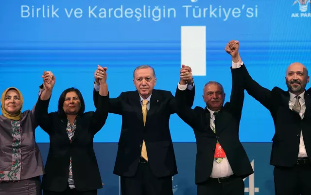 Rozetleri Cumhurbaşkanı Erdoğan taktı! İşte AK Parti'ye katılan 9 belediye başkanı