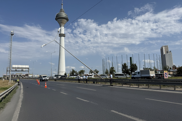 Şiddetli rüzgar aydınlatma direğini devirdi, E-5 trafiğe kapatıldı