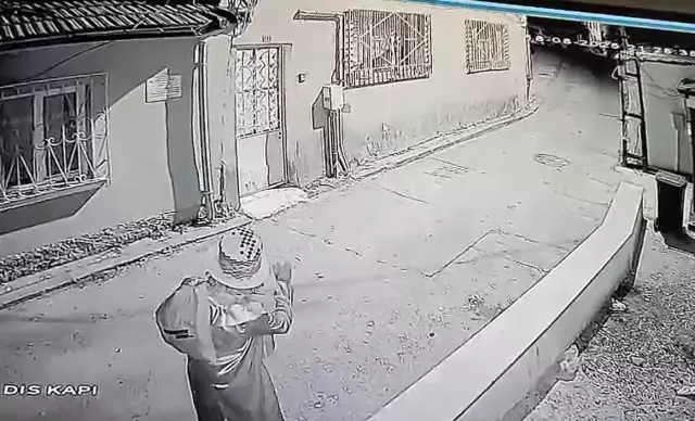 Palyaço kıyafeti giyip bıçakla çocukları kovaladı