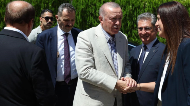 Cumhurbaşkanı Erdoğan'a sürpriz hediye: Plakasına bir bakan bir daha baktı Cumhurbaşkanı Erdoğan'a sürpriz hediye: Plakasına bir bakan bir daha baktı