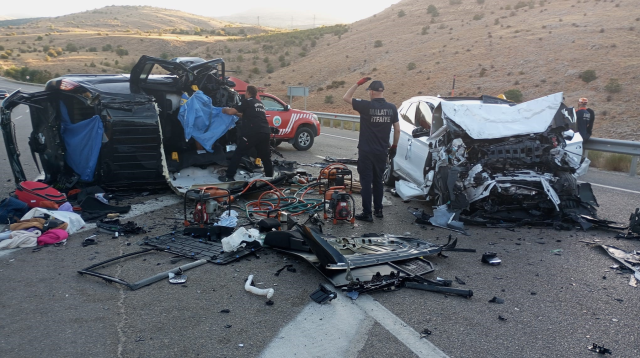 Hafif ticari araç ile otomobil kafa kafaya çarpıştı: 4 ölü, 2 yaralı