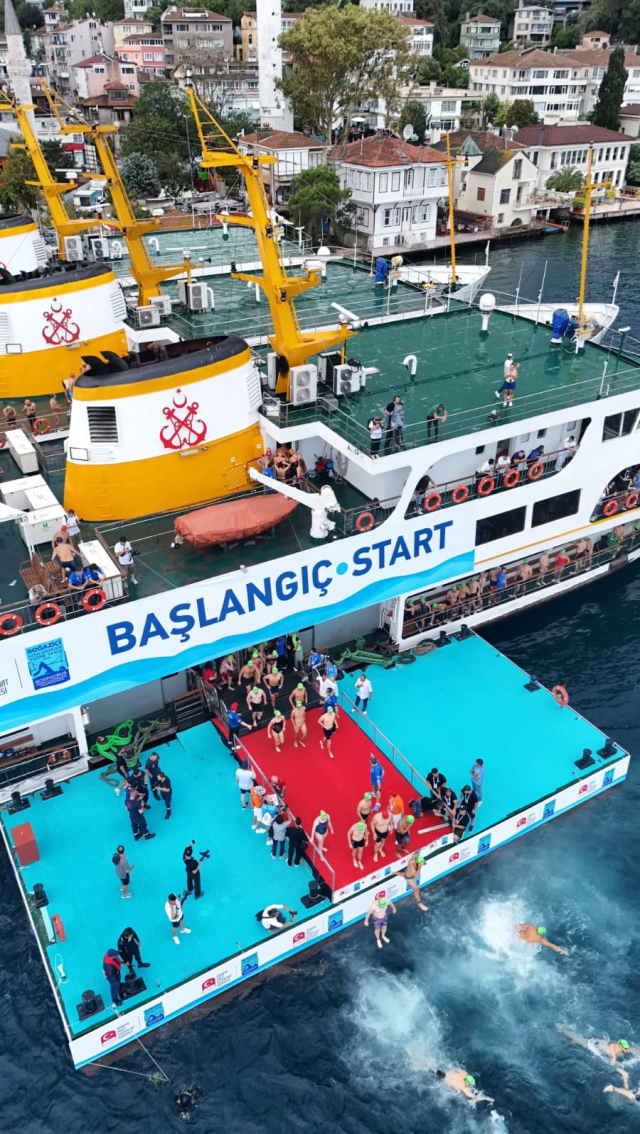 37. Boğaziçi Kıtalararası Yüzme Yarışı'nda binlerce yüzücü kıtaları birleştirdi 37. Boğaziçi Kıtalararası Yüzme Yarışı'nda binlerce yüzücü kıtaları birleştirdi