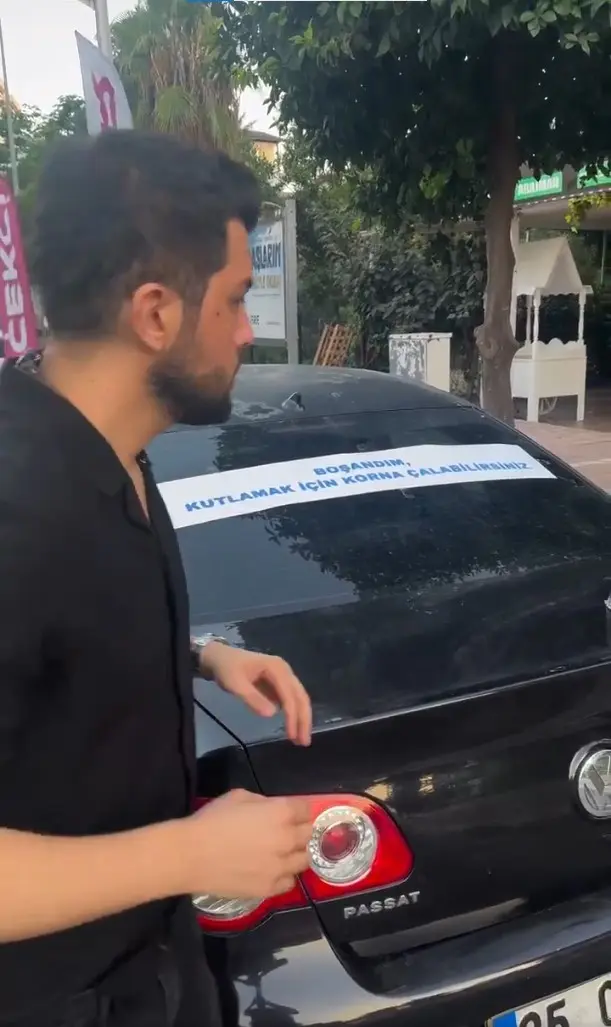 Boşanan adamın arabasına yazdığı yazı bomba! Sürücülerden bir isteği var