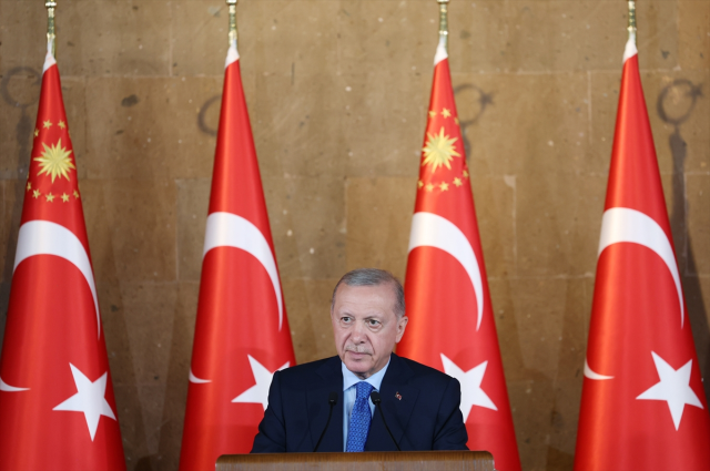 Cumhurbaşkanı Erdoğan: Belediyeleri aile çiftliğine çeviren muhterisler için artık deniz bitmiştir Cumhurbaşkanı Erdoğan: Belediyeleri aile çiftliğine çeviren muhterisler için artık deniz bitmiştir