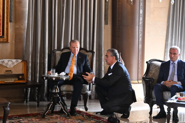 Programda ilginç anlar: Bahçeli, Cumhurbaşkanı Erdoğan'a 2 eser dinletti