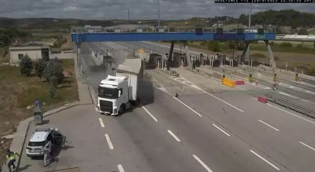 Gişelerde kontrolden çıkan tır jandarma aracına çarptı: 5 yaralı