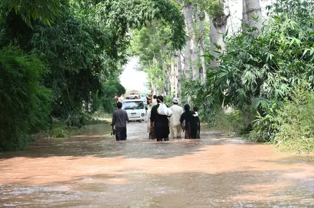 Hindistan barajlardaki fazla suyu boşalttı, Pakistan'da sel meydana geldi: 22 ölü