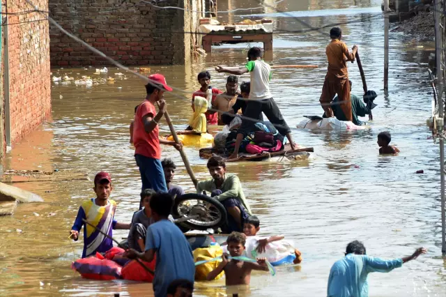 Hindistan barajlardaki fazla suyu boşalttı, Pakistan'da sel meydana geldi: 22 ölü