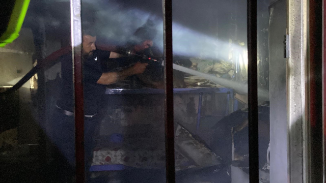Oğullarının düğününde evleri yandı