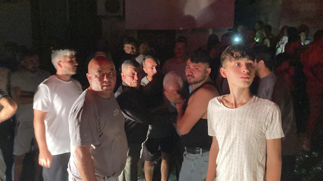 Oğullarının düğününde evleri yandı