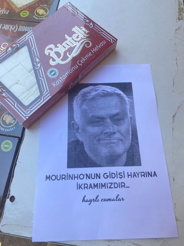 Fenerbahçe taraftarları, Mourinho'nun gidişini çekme helva dağıtarak kutladı