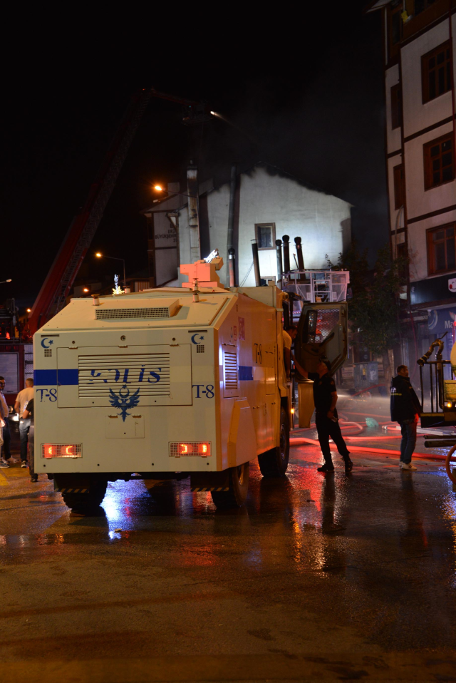 Cağ kebabı restoranında başlayan yangın otele ve 4 binaya sıçradı