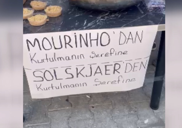 Taraftarlar, Mourinho ve Solskjaer'in gidişi için helva kavurdular