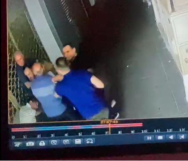 İki adam bir olup pasajda kadına saldırdı