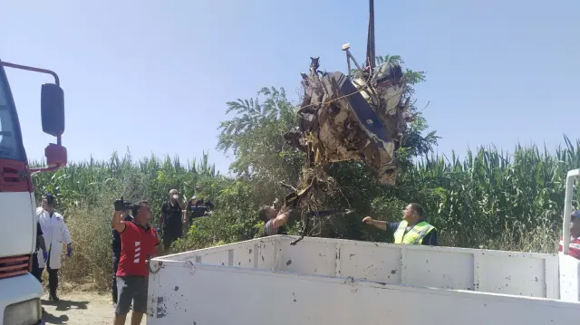 Uçağın enkazı kazanın şiddetini gözler önüne serdi! Kağıt gibi ezildi