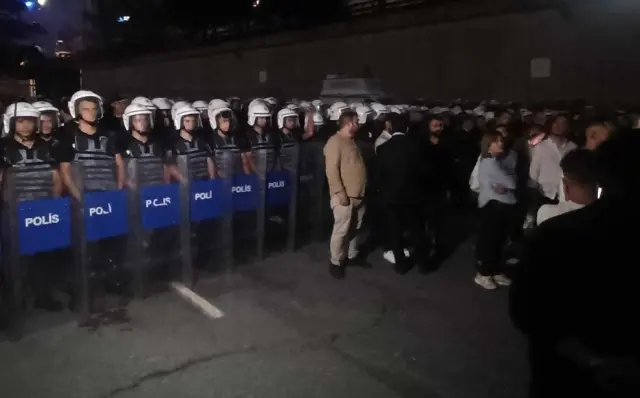 Çevik kuvvet ekipleri CHP İstanbul İl Başkanlığı önünde toplandı, arbede çıktı