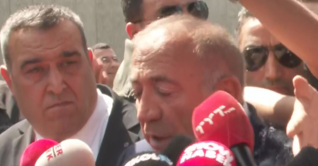 CHP İl Başkanlığı'nın önünde Gürsel Tekin'e su şişesi fırlatıldı