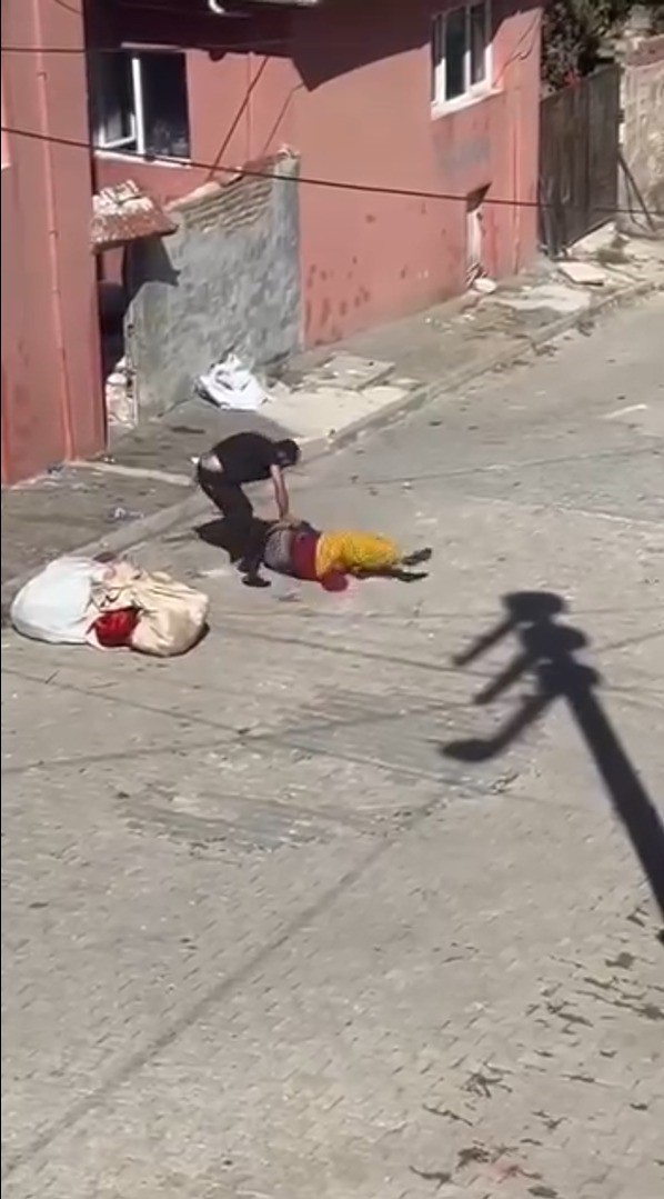 Eşini sokak ortasında bayılıncaya kadar dövdü