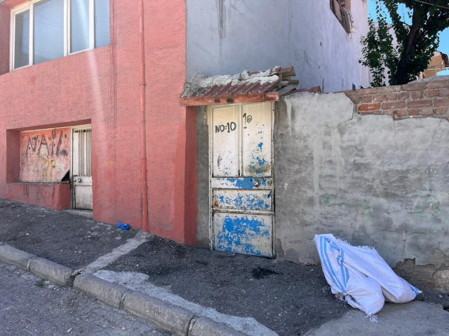 Eşini sokak ortasında bayılıncaya kadar dövdü