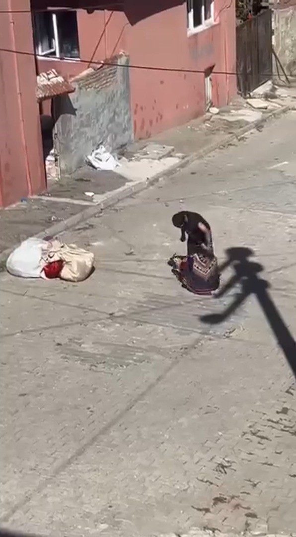 Eşini sokak ortasında bayılıncaya kadar dövdü