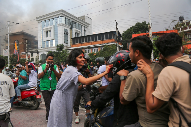 Z kuşağı Nepal'i yakıp yıkıyor: Televizyon binası ateşe verildi, çalışanlar camdan atladı