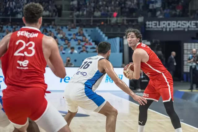 Yunanistan'ı sahadan sildik! 12 Dev Adam, EuroBasket'te finale yükseldi Yunanistan'ı sahadan sildik! 12 Dev Adam, EuroBasket'te finale yükseldi