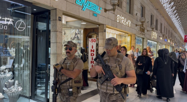 Kapalıçarşı'da dikkat çeken görüntü: Tam teçhizatlı özel harekat ekipleri böyle bekledi