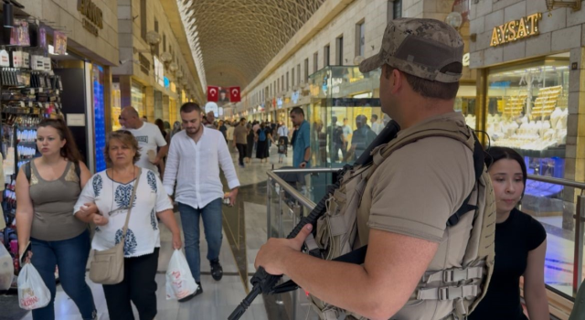Kapalıçarşı'da dikkat çeken görüntü: Tam teçhizatlı özel harekat ekipleri böyle bekledi