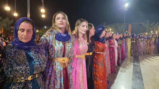 Şanlıurfa'da Yöresel Kıyafetlerle Süslenen Aşiret Düğünü