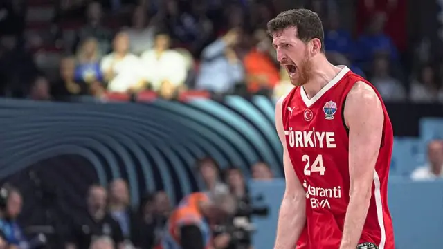 Yunanistan'ı sahadan sildik! 12 Dev Adam, EuroBasket'te finale yükseldi