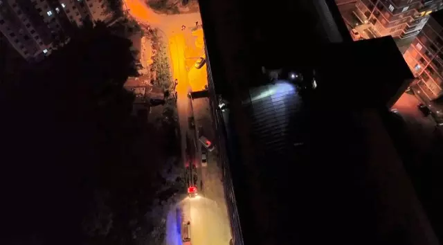 Çatıya çıkan komşu kızını kurtarmak isteyen 2 kişi düştü