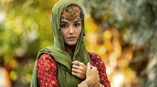 Hande Erçel Osmanlı sultanı imajıyla görenleri büyüledi