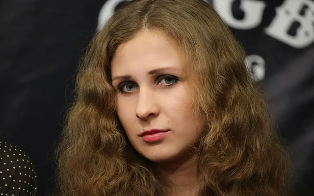 Putin portresi üzerine idrar yapan kadın aktiviste ağır hapis cezası