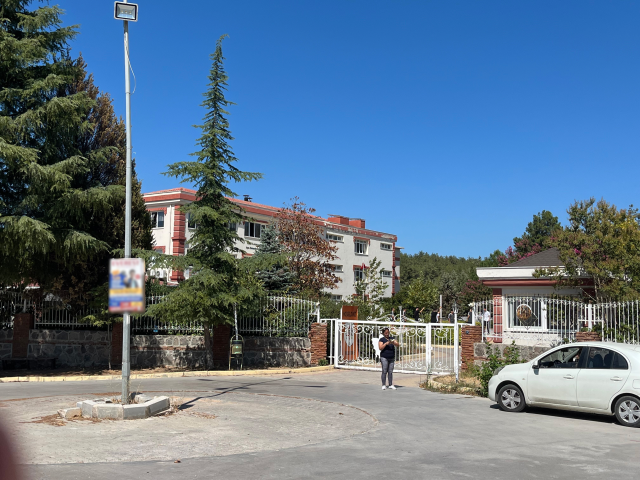 Lisede arkadaşlarının 'şaka' diye camdan sarkıttığı çocuk aşağı düştü