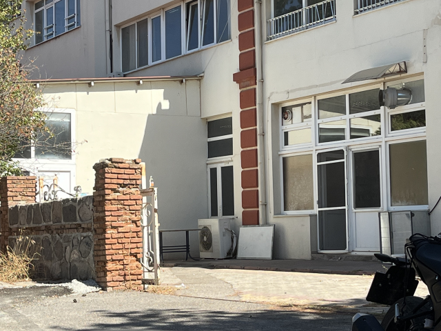 Lisede arkadaşlarının 'şaka' diye camdan sarkıttığı çocuk aşağı düştü