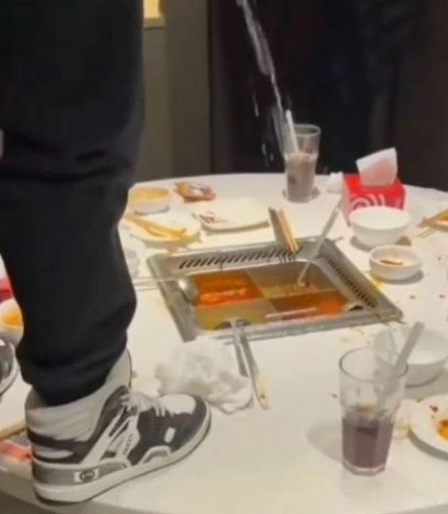 Yemek kazanına idrarını yapan gençlere 12 milyon TL'den fazla para cezası