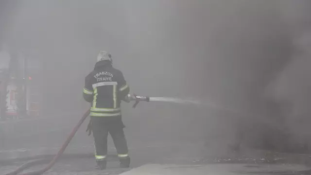 Trabzon'da AVM'de yangın: Gökyüzünü siyah duman kapladı